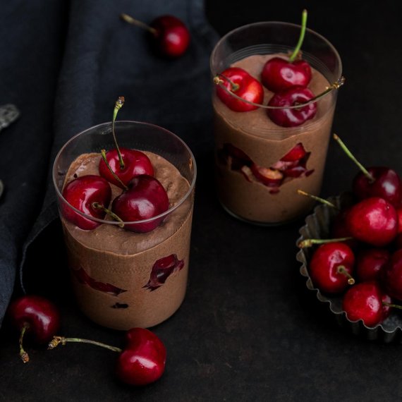 Veganská čokoládová mousse s třešněmi