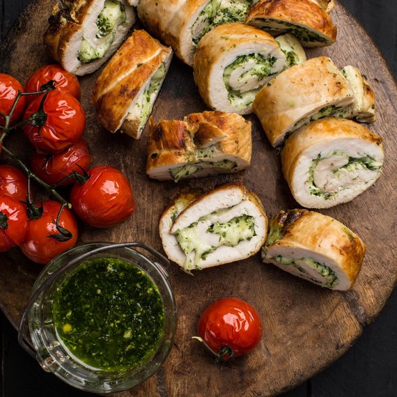 Kuřecí roláda s pestem, mozzarellou a opečenými cherry rajčátky