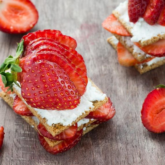 Knäckebroty s ricottou a jahodami