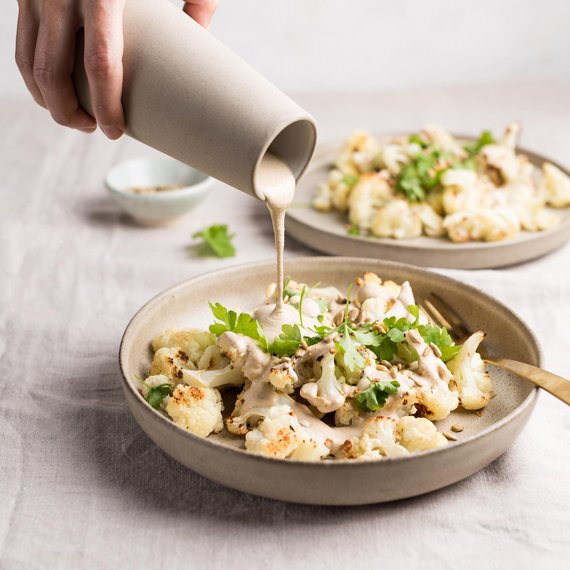 Pečený květák s tahini omáčkou