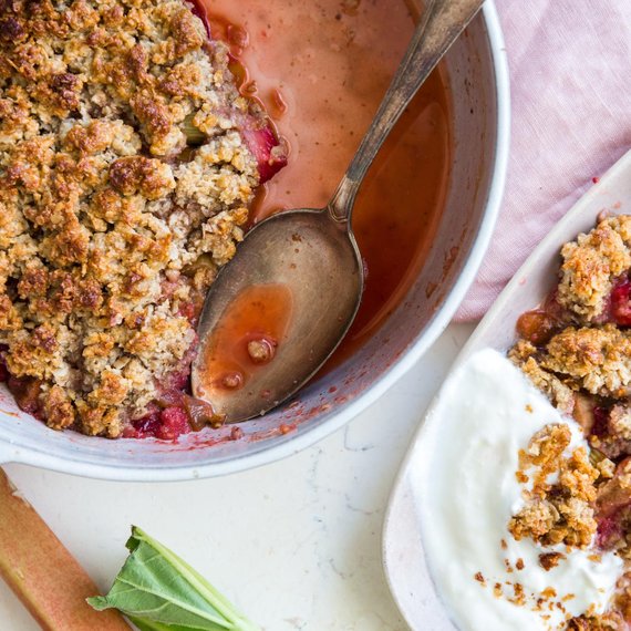 Crumble s rebarborou a jahodami