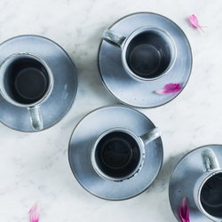 Hrneček s podšálkem Salt & Pepper Artisan – modrý